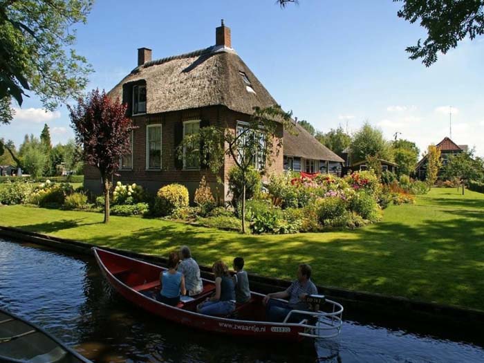 Μαγευτικό χωριό χωρίς δρόμους στην Ολλανδία (12)