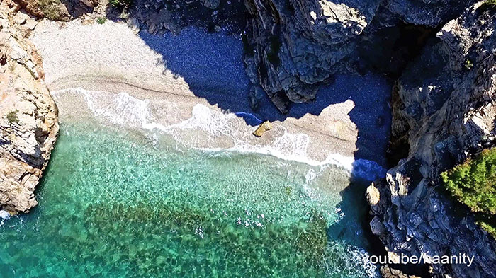 3 κρυφές παραλίες της Αττικής σ' ένα μαγευτικό βίντεο
